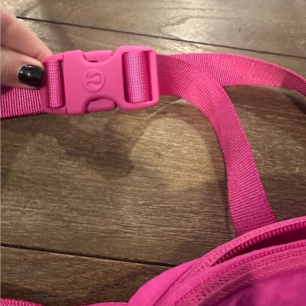 Lululemon Everywhere Mini Belt Bag 1L Sonic Pink/Red Merlot - Picture 3 of 6